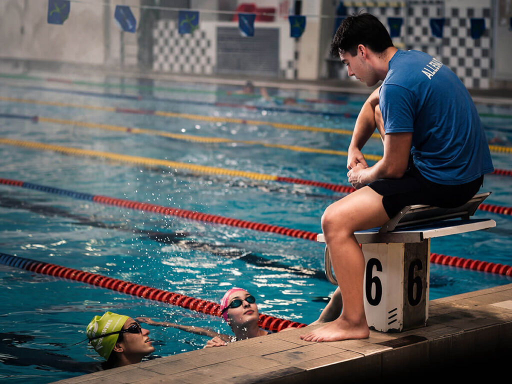 allenatore bordo piscina