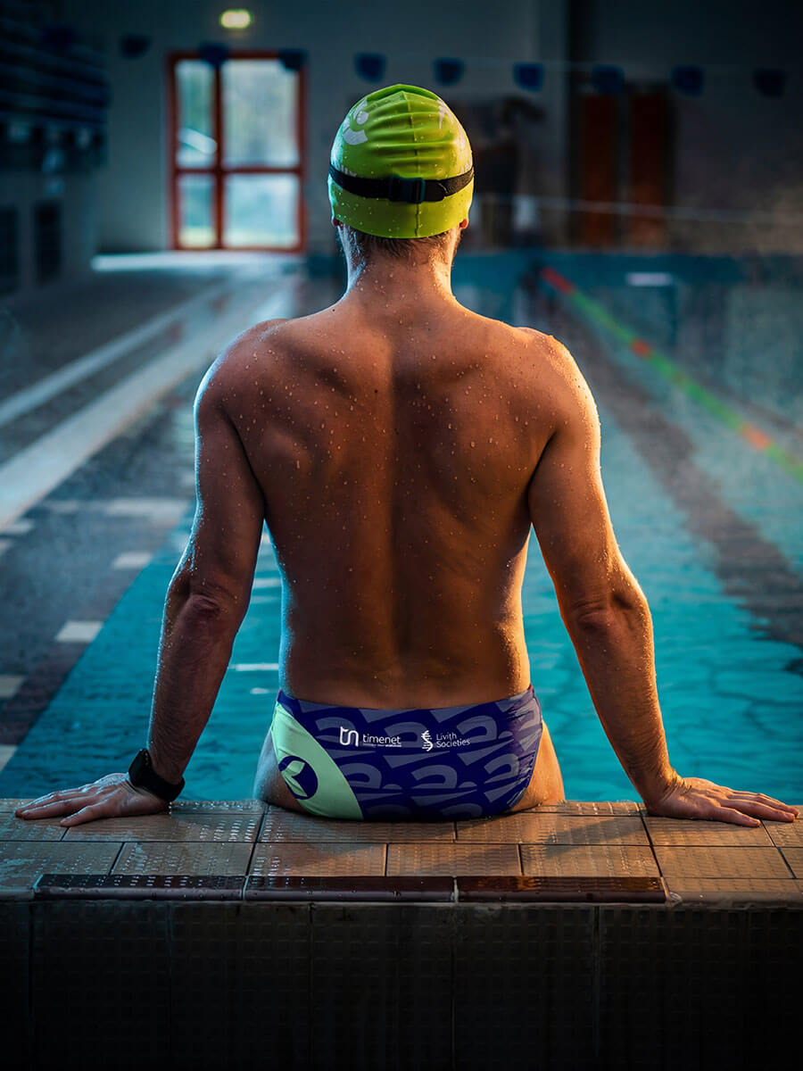 atleta spalle bordo piscina